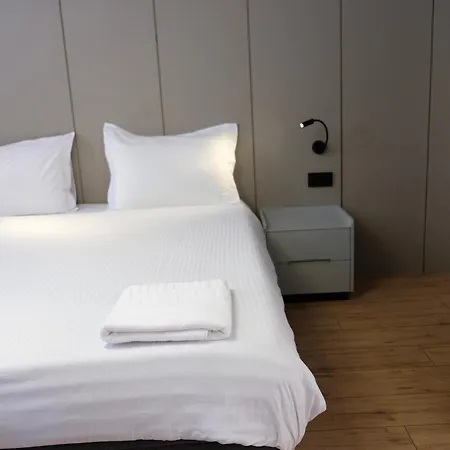 Central Inn City Apartments * تيرانا